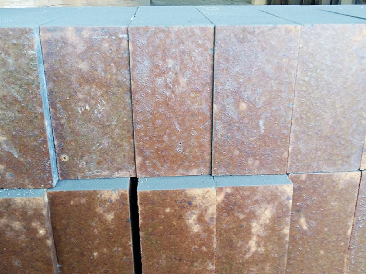 Composite brown corundum brick