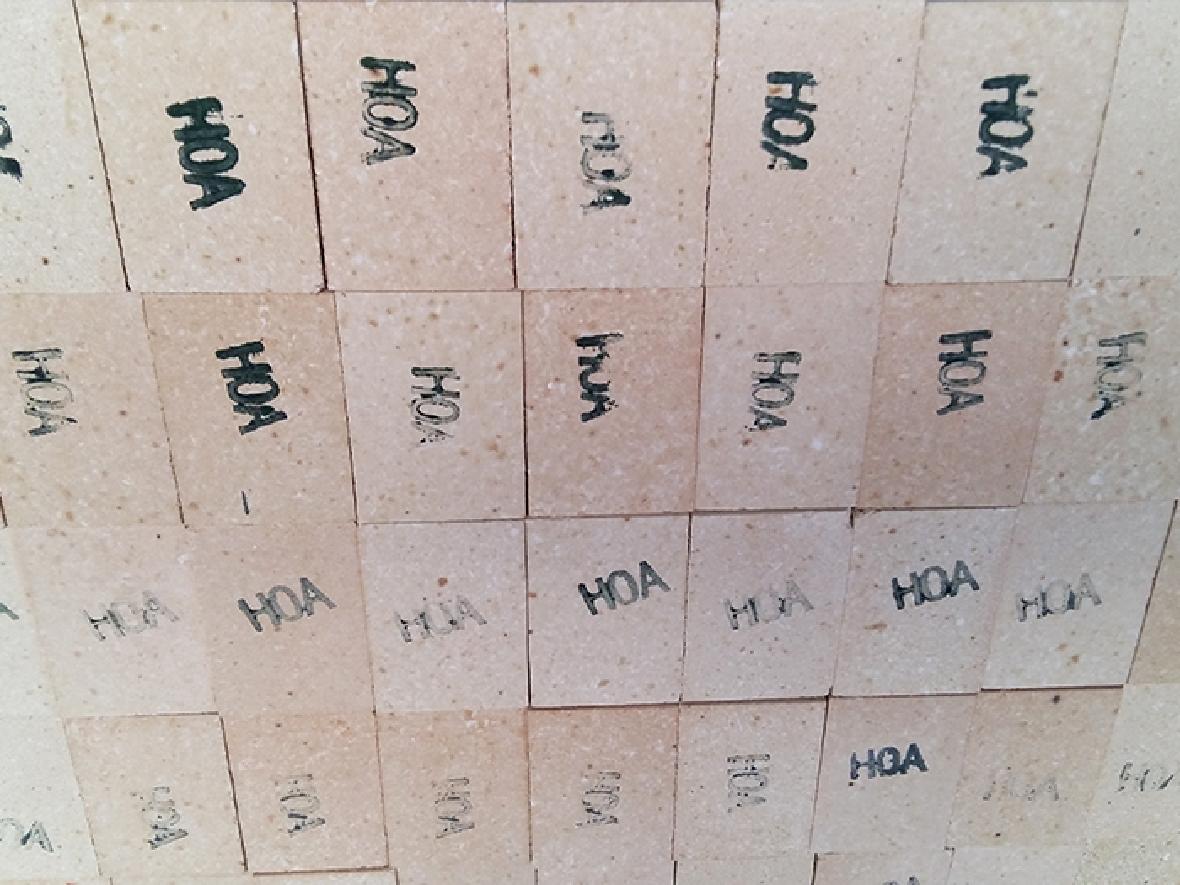 Anti peeling high alumina bricks