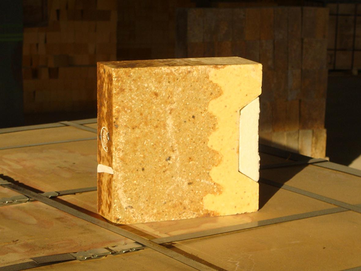Low thermal conductivity multi-layer composite mullite brick